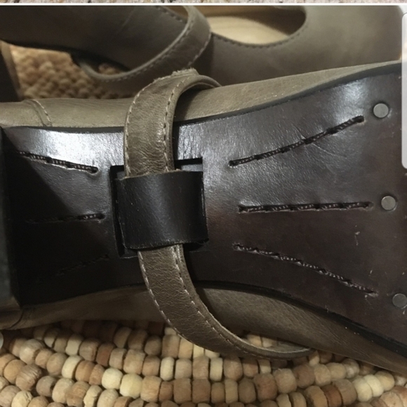 “Lois” Frye Leather Removable Strap Heels! 💥 - Picture 3 of 4